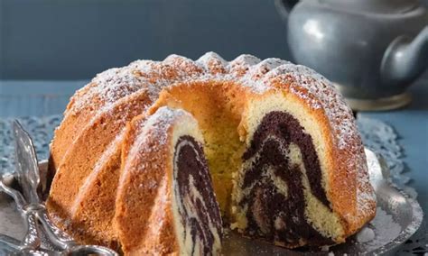 Hotová dvojfarebná bábovka posypaná práškovým cukrom