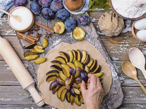 nakrájané slivky na prípravu koláča