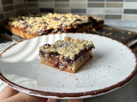 hotový slivkový koláč s orechami