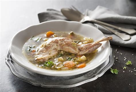 Ilustrácia pripraveného králika v pekáči