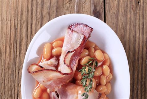 opečená slanina s jarnou cibuľkou na panvici