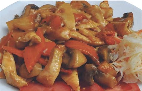 Proces restovania kuracieho mäsa a zeleniny vo woku