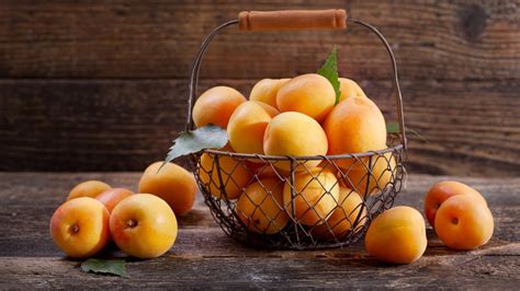 Čerstvé marhule v košíku