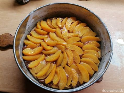 Koláč v reze s marhuľami a plnkou