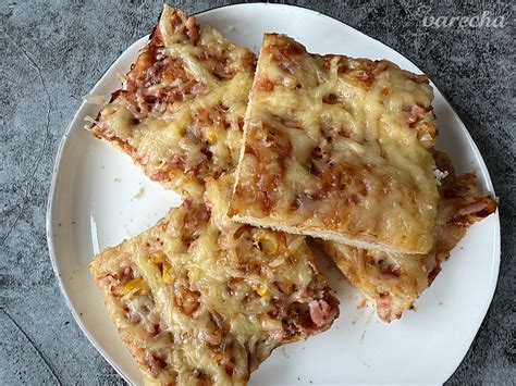 Hotové pizza rožky na plechu