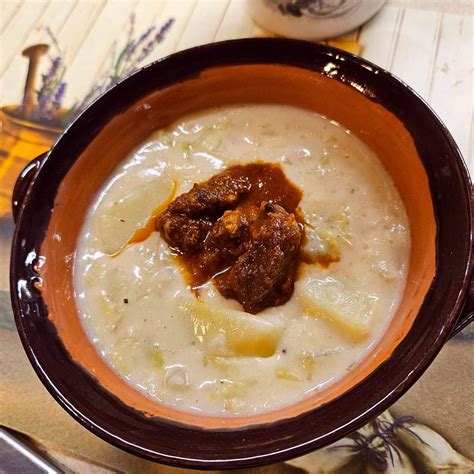 Miska s duseným hovädzím mäsom a omáčkou