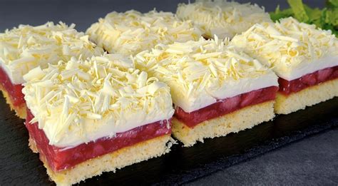 vrstvenie piškótových tehličiek s krémom