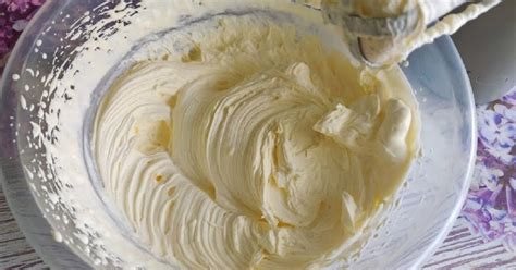 Krém z bielej čokolády a mascarpone v miske