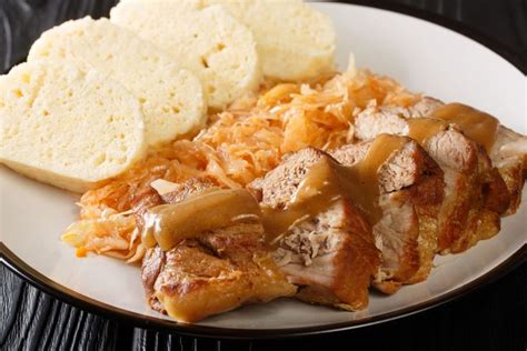 Servírované pečené bravčové pliecko s kyslou kapustou a knedľou