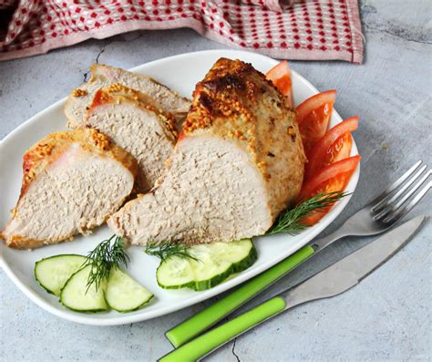 Hotové pečené bravčové pliecko pripravené na krájanie