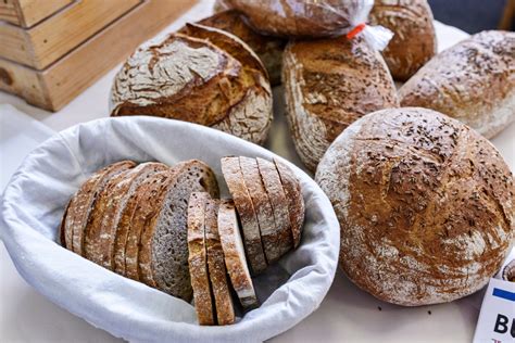 Ilustrácia rôznych druhov chleba a pečiva pripravených v domácej pekárni