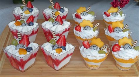 Fotografia domáceho jogurtu v pohári so sviežim ovocím