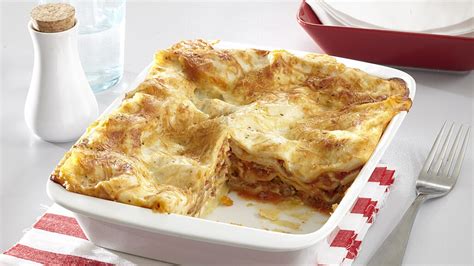 Vrstvenie lasagní s ragú a bešamelom