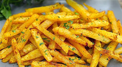 Zelenina nakrájaná na hranolky a mesiačiky pripravená na pečenie