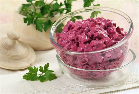 Farebný šalát z červenej repy a zemiakov