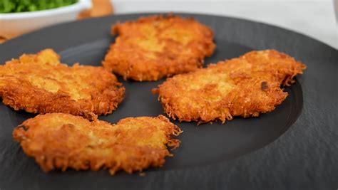 Zlatohnedé placky z červenej repy a zemiakov na panvici