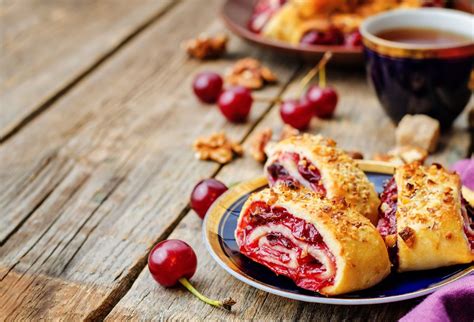 Hotový čerešňový závin