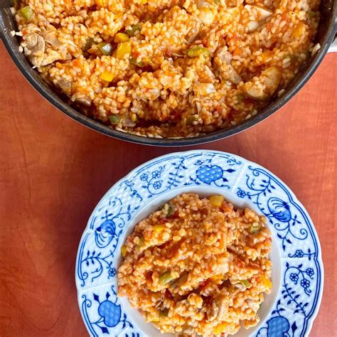 Hrnček s duseným bravčovým mäsom a kapustou v rajčinovej omáčke