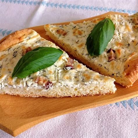 Bryndzový koláč so slaninou a pažítkou