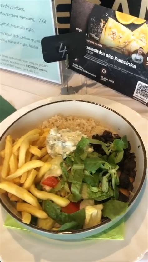 Ilustrácia rôznych jedál pripravených na donášku