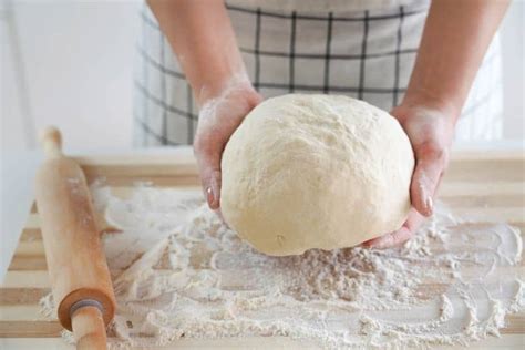 Vykysnuté cesto na chlieb pripravené na tvarovanie