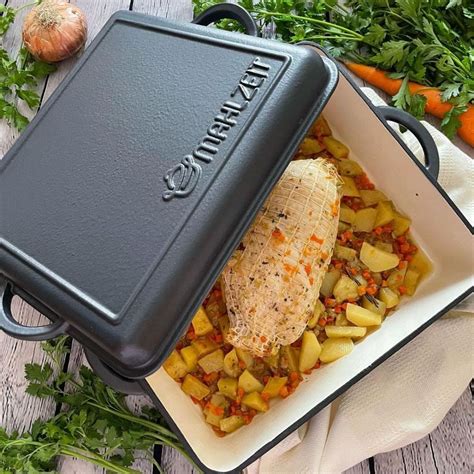 Pekáč s obrátenými rezňami pripravený na pečenie