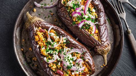 Plnený baklažán pripravený na pečenie