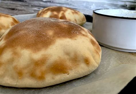 Rozvaľkané a pripravené pita chlebíky na plechu