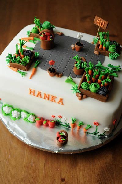 Záhradná torta s motívom kvetov a zeleniny