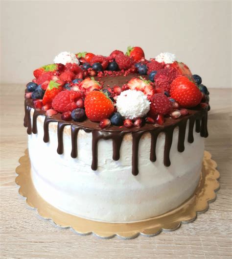 Ovocná torta s ozdobami