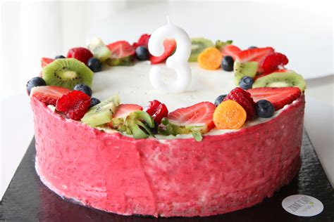 Holá torta ozdobená ovocím