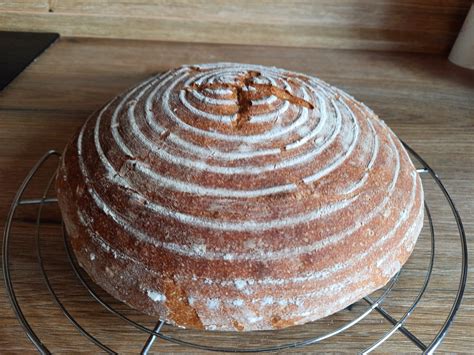 Ilustrácia celozrnného chleba s pšeničnými klasmi