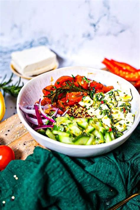 Misky s quinoou a rôznymi prísadami