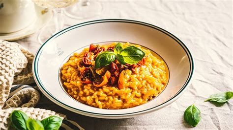 Rôzne vegetariánske jedlá na tanieroch