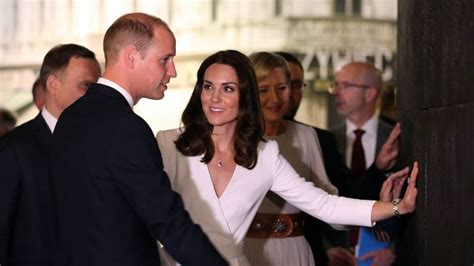 Kúsok svadobnej torty princa Williama a Kate Middleton na aukcii