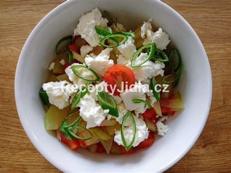 Misky s rôznymi jedlami z cukety