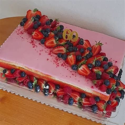 Obrázok torty zdobenej ovocím a jemnou pribináčikovou plnkou