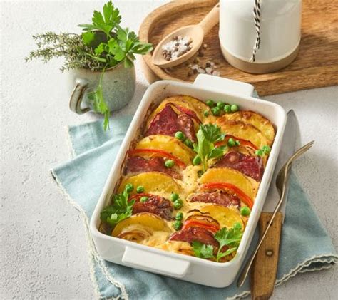 Pripravený pekáč s mäsom a zemiakmi pred pečením