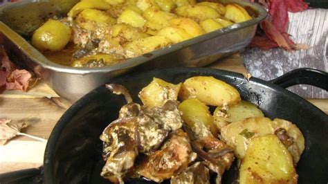 Rôzne druhy mäsa s bylinkami a zemiakmi v pekáči