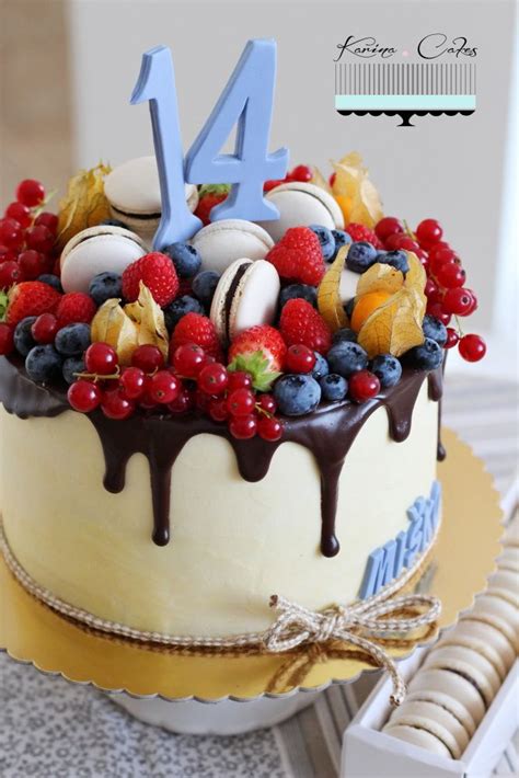 number cake zdobený ovocím a makrónkami