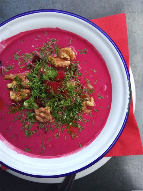 Farebné detské jedlo s červenou repou