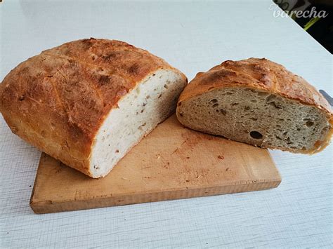 Vychladnutý domáci chlieb na mriežke