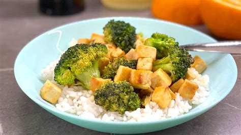 Tofu v sezamovom trojobale s brokolicou