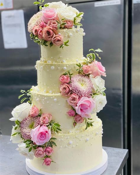 Zelená svadobná torta s kvetmi