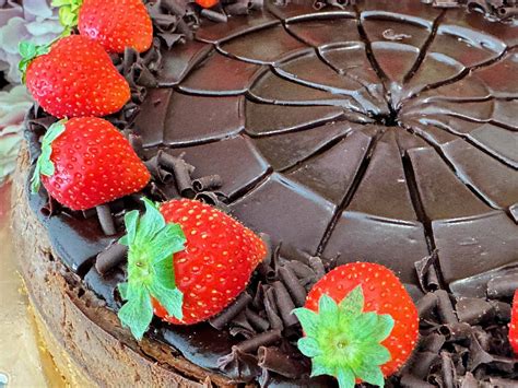 Roztopená čokoláda pri príprave torty