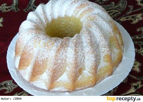 Servírovaný plátok bábovky z vaječného koňaku