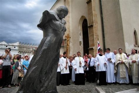 Fotografia pápeža Jána Pavla II. pri stretnutí s obyčajnými ľuďmi