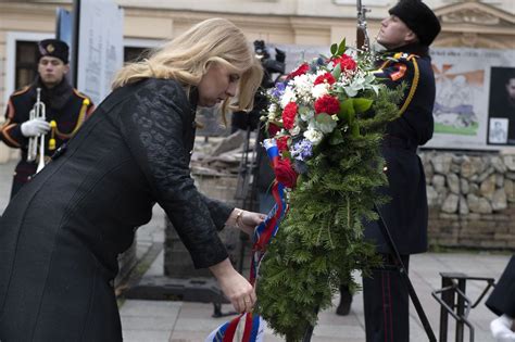 Prezidentka Čaputová kladie veniec k pamätníku