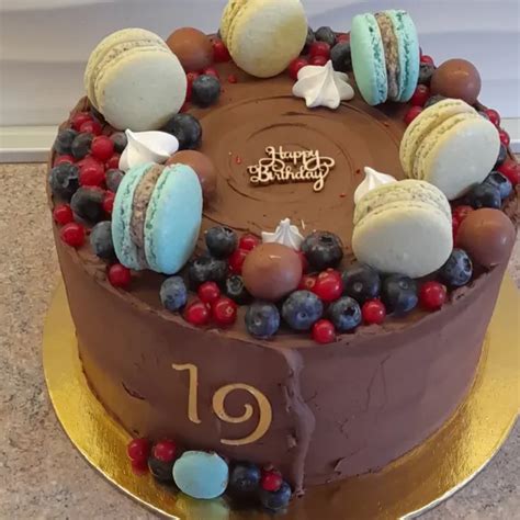Čokoládová torta ozdobená lesným ovocím