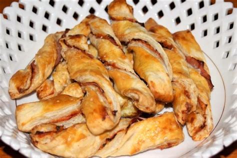 rôzne slané pečivo z lístkového cesta